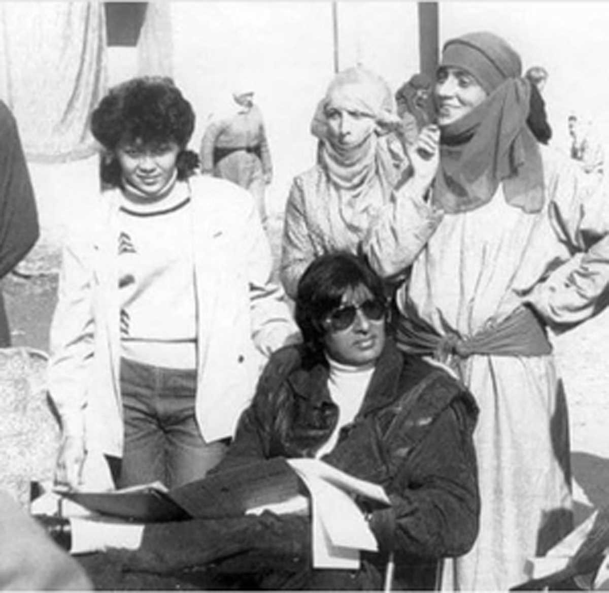 बिग बी ने स्टाइलिश लेदर जैकेट पहने अजूबा के सेट से अपनी पुरानी तस्वीर पोस्ट की